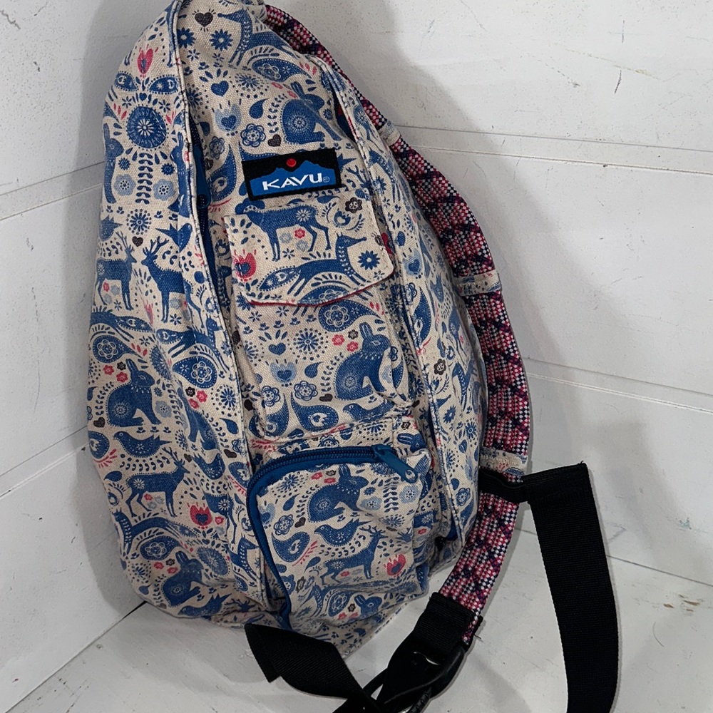 Kavu Geometric Triangle Sling Backpack Royal blue animals on cream Cream